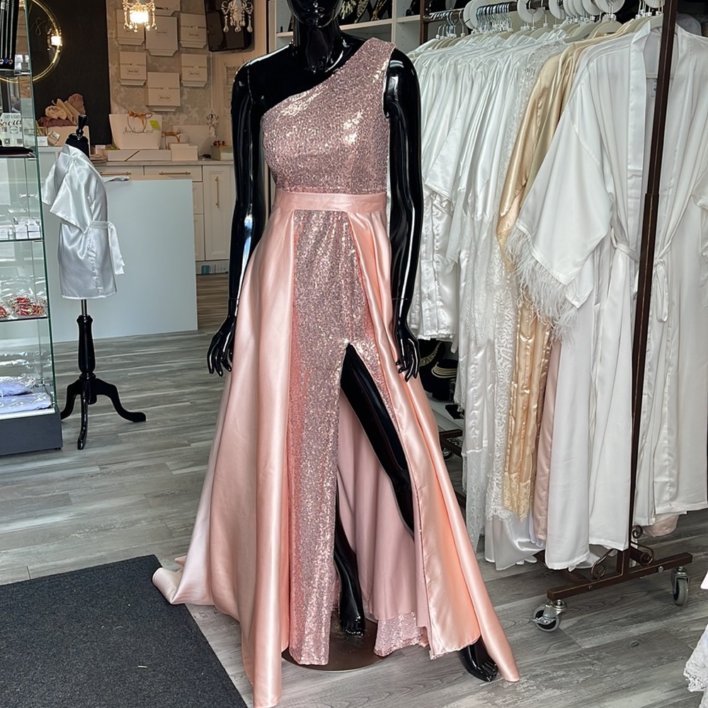 BRAND NEW! Sz4 gown